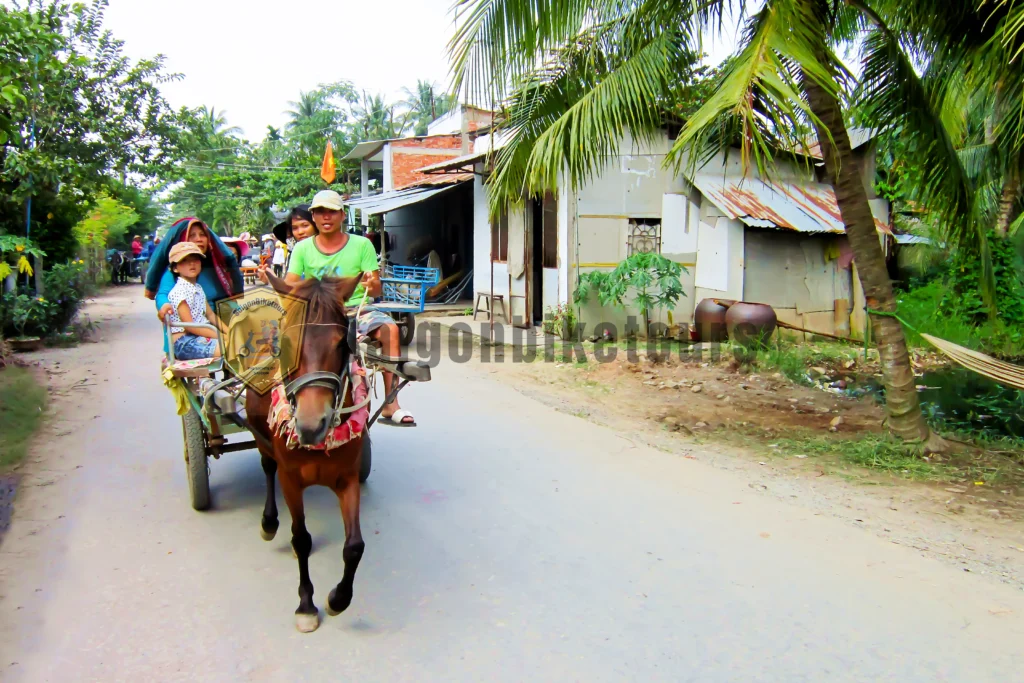 Du khách đi xe ngựa