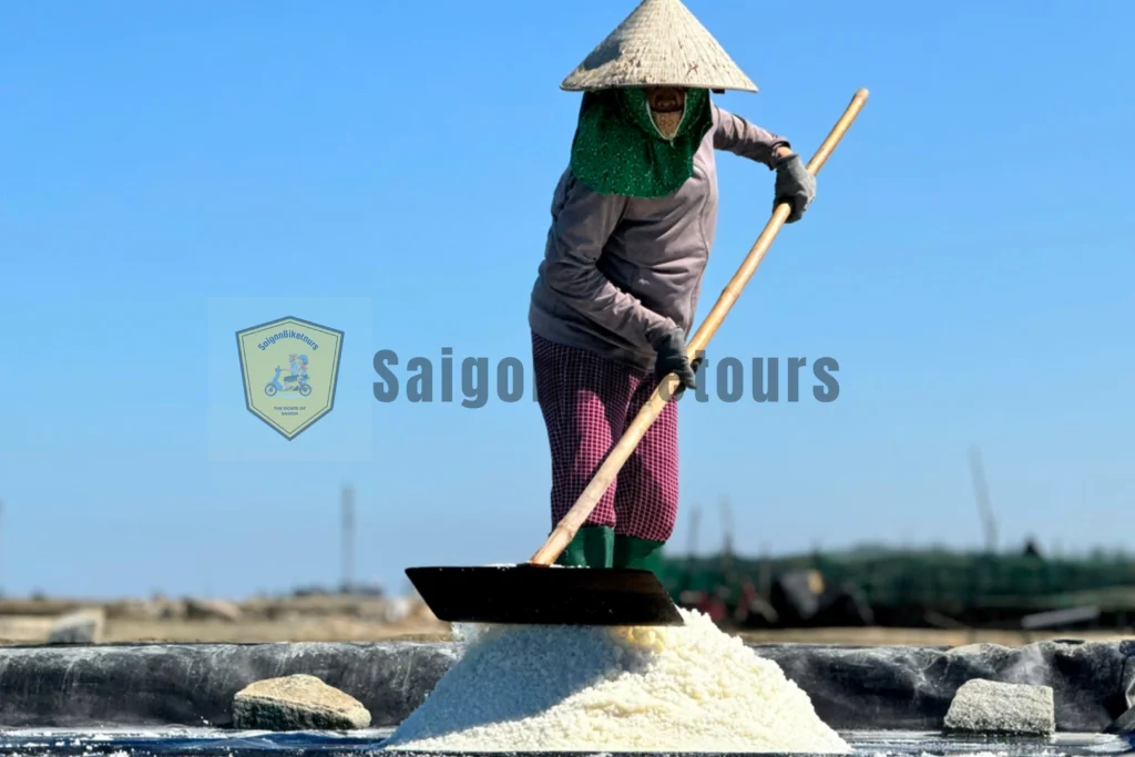 Đây là cảnh người dân Sa Huỳnh khai thác muối