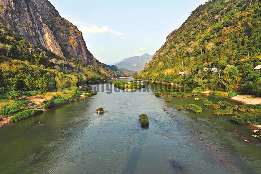 Dòng sông Mekong yên bình