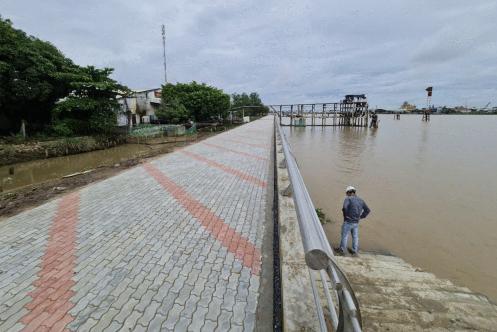 Embankment in Long Islet
